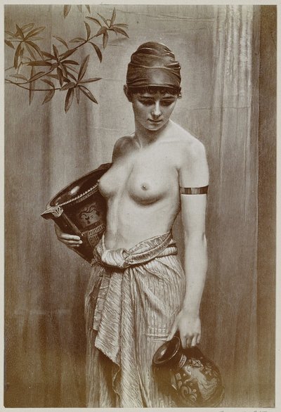 Reproducción fotográfica de una xilografía según el cuadro Wasserträgerin de Max Nonnenbruch de Neue Photographische Gesellschaft (possibly)