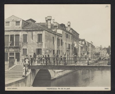 Vista del Rio dei Tre Ponti en Venecia Venecia - Rio dei tre ponti (título sobre objeto) de Neue Photographische Gesellschaft