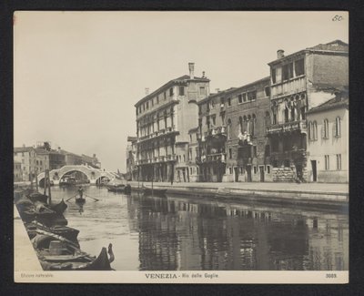 Vista de un canal en Venecia Venecia - Rio delle Guglie (título sobre objeto) de Neue Photographische Gesellschaft