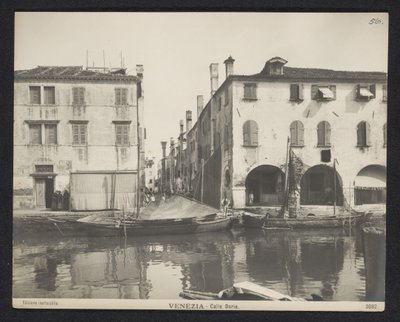 Vista de una calle de Venecia Venecia - Calle Doria (título sobre objeto) de Neue Photographische Gesellschaft