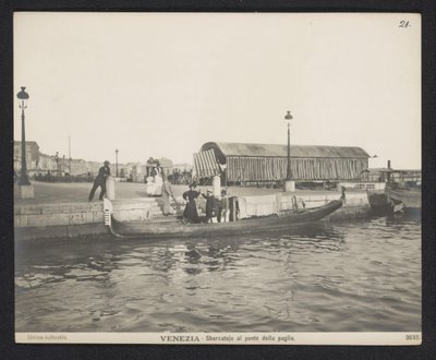 Góndola a lo largo de un embarcadero en el Ponte della Paglia en Venecia Venecia - Sbarcatojo al ponte della paglia (título sobre objeto) de Neue Photographische Gesellschaft