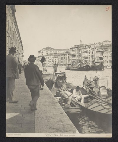 Góndolas por el Gran Canal de Venecia Venecia - Sul canal grande (título sobre objeto) de Neue Photographische Gesellschaft