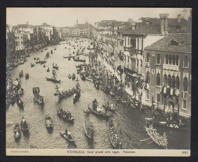 Góndolas en el Gran Canal de Venecia Venecia. Canal grande colle regate - Panorama (título sobre objeto) de Neue Photographische Gesellschaft