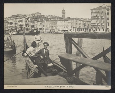 Joven en una góndola en Venecia Venecia - Gran Canal - H. Ganger (título sobre el objeto) de Neue Photographische Gesellschaft