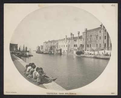 Niños en el muelle a lo largo de un canal en Venecia Venecia - Canale della Giudecca (título sobre objeto) de Neue Photographische Gesellschaft