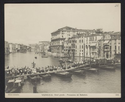 Procesión sobre un puente de pontones en el Gran Canal de Venecia durante la Festa del Redentore Venecia - Gran Canal - Processione del Redentore (título sobre objeto) de Neue Photographische Gesellschaft
