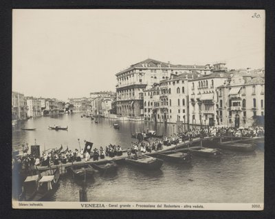 Procesión sobre un puente de pontones en el Gran Canal de Venecia durante la Festa del Redentore Venecia - Gran Canal - Processione del Redentore - altra veduta (título sobre objeto) de Neue Photographische Gesellschaft