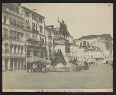 Riva degli Schiavoni te Venetië, conoció a een ruiter standbeeld van Victor Emmanuel II van Italië Venecia - Riva degli Schiavoni y Monumento a. V. Emanuele (título sobre objeto) de Neue Photographische Gesellschaft