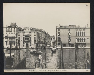Veerboten cerca de la Iglesia de Santa María del Giglio te Venetië Venecia - Gran Canal - S. Maria di Zobenico ferry (título sobre objeto) de Neue Photographische Gesellschaft