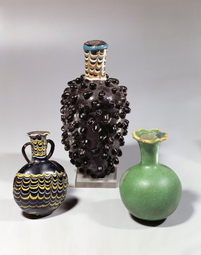 Jarrones egipcios: racimo de uvas, granada y motivo de olas (vidrio) de New Kingdom Egyptian