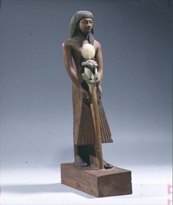 Abanderado con un estandarte con cabeza de carnero de New Kingdom Egyptian