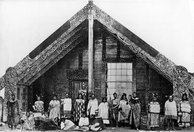 Casa de reuniones o Runanga maorí, c.1863-80 de New Zealand Photographer