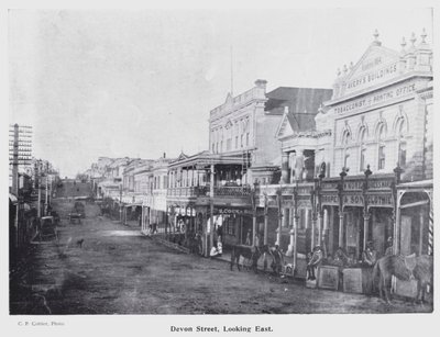 New Plymouth, Nueva Zelanda: Calle Devon, Mirando al Este (foto en blanco y negro) de New Zealand Photographer