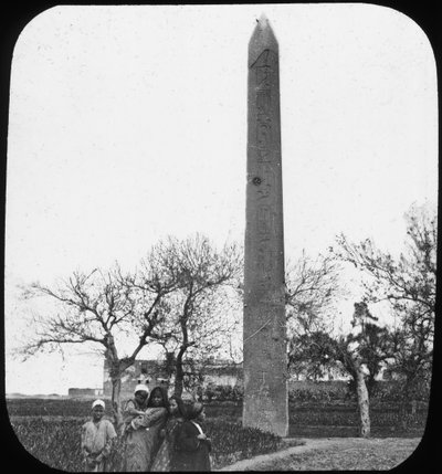 Obelisco, Heliópolis, Egipto, c. 1890 de Newton and Co