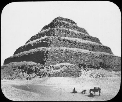 Pirámide escalonada del Rey Djoser, Saqqara, Egipto de Newton and Co