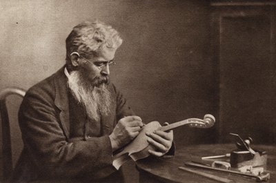 El fabricante de violines (foto en blanco y negro) de Nichol Elliot
