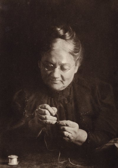 "Enhebrar la aguja" (foto en blanco y negro) de Nichol Elliot