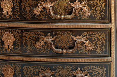 (detalle) de una cómoda de Luis XIV (ormolu, latón, carey y ébano boulle) de Nicholas Sageot