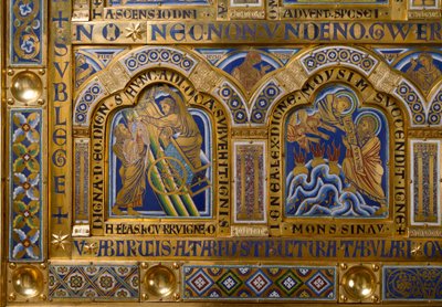 Altar de Verdún hecho en oro y esmalte por Nicolás de Verdún (ca.1130/50-1205): escenas del Antiguo y Nuevo Testamento: detalle que representa la Ascensión de Elías y Moisés recibiendo las Tablas de la Ley. Siglo XII Klosterneuburg Viena, Austria de Nicholas of Verdun