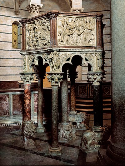 Púlpito de mármol de una iglesia, en el Baptisterio de Pisa 1260 de Nicola Pisano