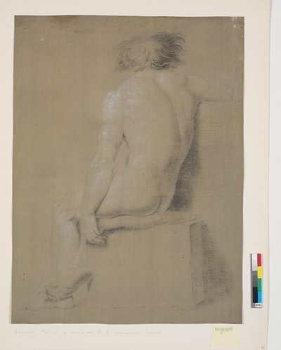 Modelo sentada en un pedestal alto con cojín. Vista desde atrás. Brazo derecho cortado. Brazo izquierdo colgando. Piernas cruzadas de Nicolai Abildgaard