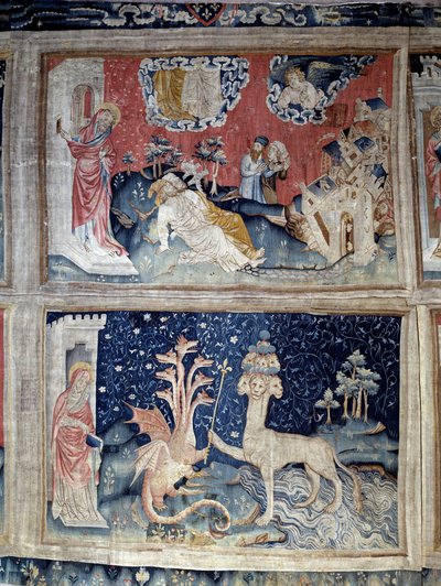 Cortina de la Revelación (1373-1383). N° 31 alto: Juan sorprendido por la resurrección de los dos amigos. N° 38 abajo: el dragón da un cetro real a una pantera (manifestación de Satanás). Tapiz de Nicolas Bataille (1330-1405) de Nicolas Bataille