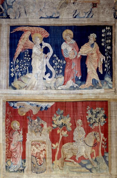 Colgadura del Apocalipsis (1373-1383), No. 6 y No. 10: No. 6 arriba: Juan llora por no poder abrir el libro, un anciano lo consuela; No. 10 abajo: La Muerte deja un lugar de sufrimiento tras de sí). Tapiz de Nicolas Bataille (1330-1405) de Nicolas Bataille