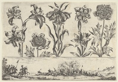 Panel horizontal con una fila de flores sobre un friso con una escena de batalla en un paisaje de Nicolas Cochin