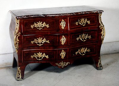 Cómoda de Luis XV (madera, mármol y bronce) de Nicolas Jean Marchand