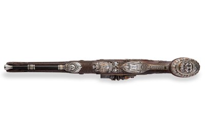 Uno de un par de pistolas de chispa con rifle y montura de plata, Versalles, 1825 de Nicolas Noel Boutet