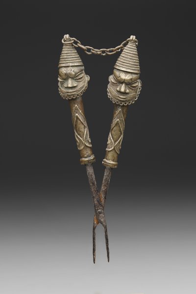 Tenazas figuradas para rituales de la Sociedad Oshugbo de Nigerian Nigerian