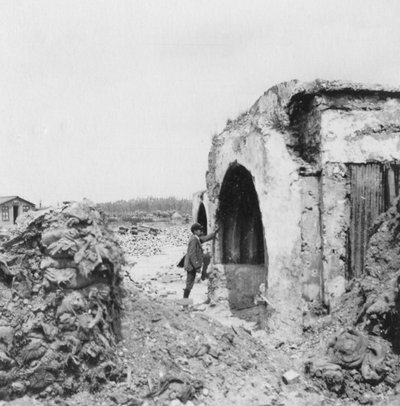 Refugio hecho de concreto y revestido con hierro corrugado, Primera Guerra Mundial, c1914-c1918 de Nightingale and Co