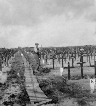 Cementerio del Cráter Hooge, cerca de Ypres, Bélgica, Primera Guerra Mundial, c1917-c1918 de Nightingale and Co