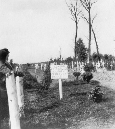Cementerio de la Brigada de Fusileros de Londres, Ploegsteert, Bélgica, Primera Guerra Mundial, c1918 de Nightingale and Co