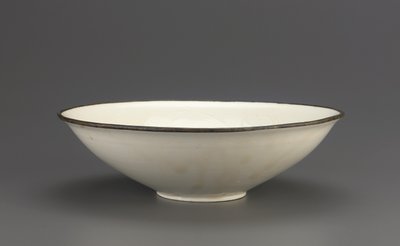 Cuenco de cerámica Ding con decoración de loto incisa, provincia de Hebei, siglo XI-principios del XII de Northern Song Dynasty Chinese School