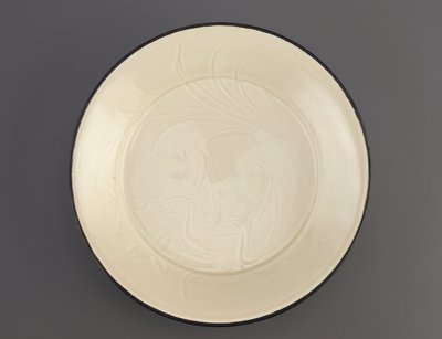 Plato de cerámica Ding con decoración incisa de patos, Provincia de Hebei, siglo XI-principios del siglo XII de Northern Song Dynasty Chinese School