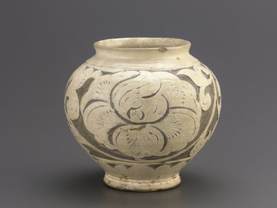 Jarra con decoración sgraffito, Jiaozuo, provincia de Henan, dinastía Song del Norte, primera mitad del siglo XI de Northern Song Dynasty Chinese School