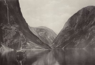 El fiordo Naerofjord desde el hotel Vikingvang (fotografía en b/n) de Norwegian Photographer
