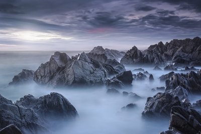 Rocas oceánicas brumosas de Nuno Araujo
