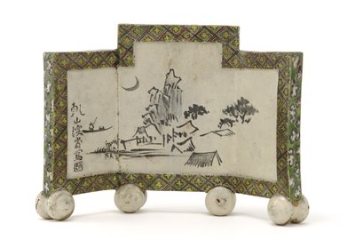 Pantalla de escritorio estilo Kenzan con diseño de retiro en la montaña, Pantalla de Tintero (kenbyo), finales del siglo XIX de Ogata (style of) Kenzan