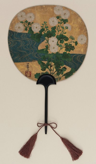 Abanico; de un lado Narihira y el peregrino; del otro, crisantemos y un arroyo, período Edo, finales del siglo XVII - principios del XVIII de Ogata Korin