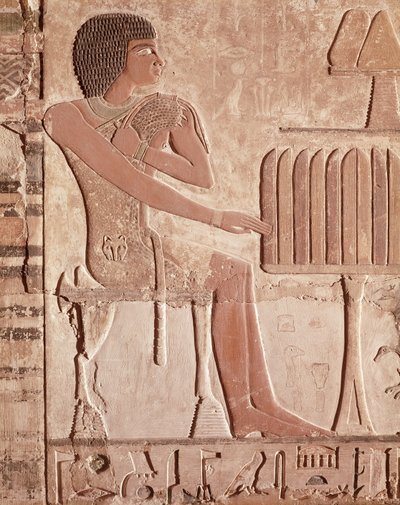 Relieve que representa al difunto sentado ante una mesa de ofrendas con pan (piedra pintada) de Old Kingdom Egyptian