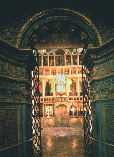 Interior con el iconostasio en la Catedral de la Anunciación en el Kremlin de Moscú, siglos XIV-XV de Old Russian Architecture