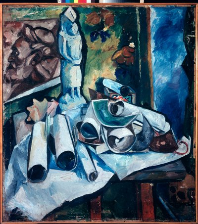 Bodegón con rollos de papel (desorden en el estudio de un artista, con una estatuilla, una pintura de la cara de un hombre y una calavera) - Bodegón (Bodegón con rollos de papel) - Pintura de Olga Vladimirovna Rozanova (1886-1918), óleo sobre lienzo de Olga Wladimirowna  Rosanowa