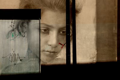 Retrato en la pared, 2019 (técnica mixta digital) de Olivia Gozzano