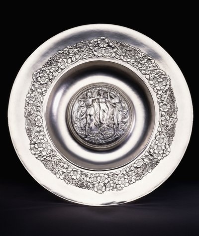Primavera, un gran plato de agua de rosas de plata de Ramsden y Carr de Omar and Carr Alwyn Ramsden