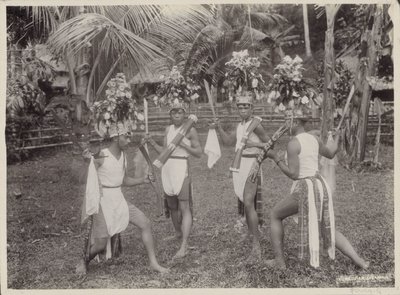 Niños indios disfrazados bailando con kris en la mano de Onnes Kurkdjian