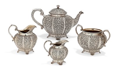 Juego de té repujado de cuatro piezas, finales del siglo XIX de Oomersi Mawji