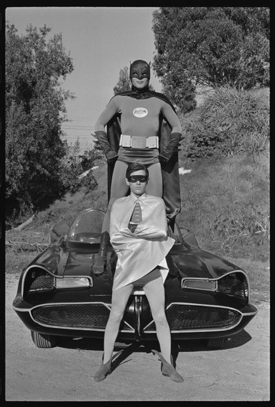 Batman y Robin y el Batmóvil en el set de la serie de TV 