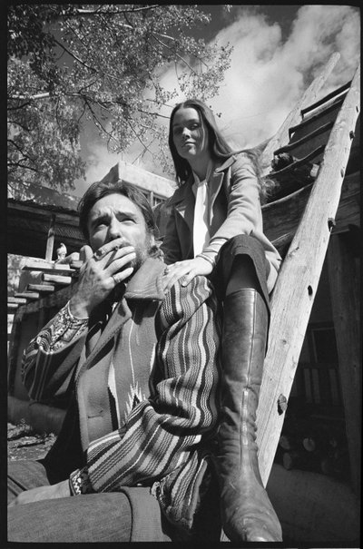 Dennis Hopper y su esposa Michelle Phillips en una escalera en Nuevo México de Orlando Suero